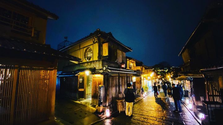 京都老街夜景,亮着灯的店铺招牌